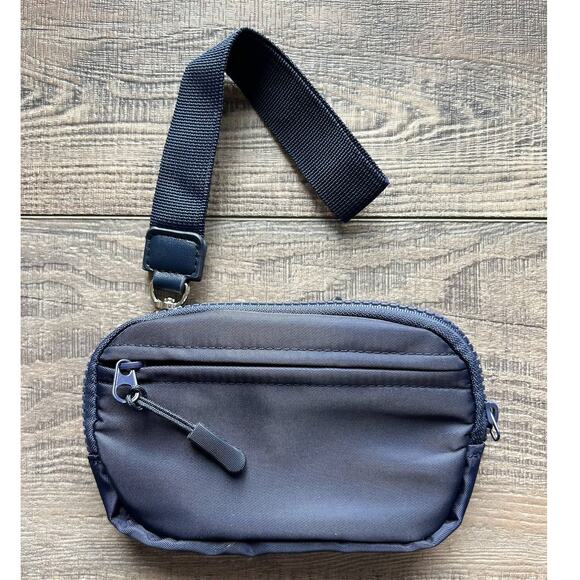 Nylon ID Pouch Wallet with Wristlet Strap Navy - Picture 1 of 6